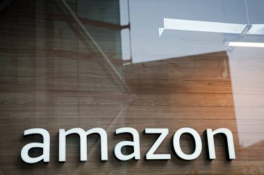 Londra, İngiltere. 15 Şubat 2025. Seçici odak fotoğrafı. Amazon Taze Logosu. Amazon Fresh, Amerikan e-ticaret şirketinin bir yan kuruluşu. Fiziksel mağazaları ve teslimat hizmetleri olan bir bakkal..