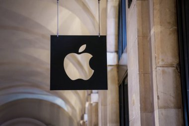 Londra, İngiltere. 15 Şubat 2025. Seçici odak fotoğrafı. Apple şirketinin logosu. Apple çok uluslu bir Amerikan teknoloji şirketidir..