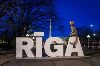 RIGA, LATVIA. 3 Mart 2025. Animasyon filminin ana kahramanı Kara Kedi, Özgürlük Anıtı yakınlarındaki RIGA şehir mektuplarında asıldı. Film Akışı Oscar ödüllü animasyon filmi..