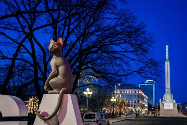 RIGA, LATVIA. 3 Mart 2025. Animasyon filminin ana kahramanı Kara Kedi, Özgürlük Anıtı yakınlarındaki RIGA şehir mektuplarında asıldı. Film Akışı Oscar ödüllü animasyon filmi..