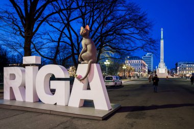 RIGA, LATVIA. 3 Mart 2025. Animasyon filminin ana kahramanı Kara Kedi, Özgürlük Anıtı yakınlarındaki RIGA şehir mektuplarında asıldı. Film Akışı Oscar ödüllü animasyon filmi..