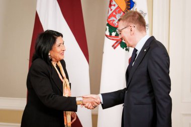 RIGA, LATVIA. 26 Temmuz 2025. Edgars Rinkeviç (R), Letonya Cumhurbaşkanı 5. Gürcistan Cumhurbaşkanı Salome Zourabichvili (L) ile görüştü)