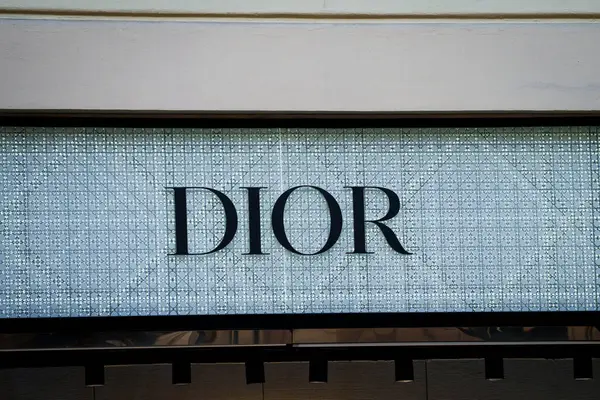PRAG, ÇEK CUMHURİYETİ. 28 Mart 2025. Dior marka logo. Christian Dior SE, Fransız işadamı Bernard Arnault tarafından kontrol edilen ve yönetilen çok uluslu bir lüks mal şirketidir..