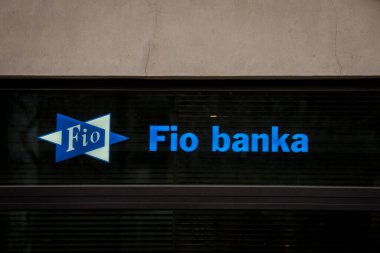 PRAG, ÇEK CUMHURİYETİ. 31 Mart 2025. Fio Bank 'ın logosu. Fio Banka Çek Cumhuriyeti genelinde 80 'den fazla şubede hizmet veren bir Çek bankasıdır..
