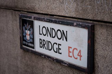 Londra, İngiltere. 15 Şubat 2025. Seçici odak fotoğrafı. Londra Köprüsü işareti.