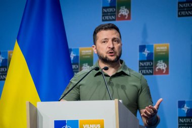 VILNIUS, LITHUANIA. 12 Temmuz 2023. Volodymyr Zelenskyy, Ukrayna Başkanı ve Jens Stoltenberg, NATO Genel Sekreteri, NATO SUMIT 2023 ortak basın toplantısında.