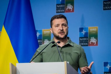 VILNIUS, LITHUANIA. 12 Temmuz 2023. Volodymyr Zelenskyy, Ukrayna Başkanı ve Jens Stoltenberg, NATO Genel Sekreteri, NATO SUMIT 2023 ortak basın toplantısında.