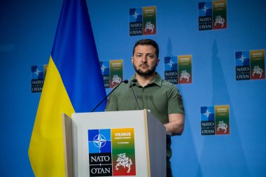 VILNIUS, LITHUANIA. 12 Temmuz 2023. Volodymyr Zelenskyy, Ukrayna Başkanı ve Jens Stoltenberg, NATO Genel Sekreteri, NATO SUMIT 2023 ortak basın toplantısında.