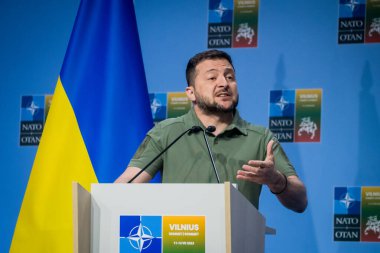 VILNIUS, LITHUANIA. 12 Temmuz 2023. Volodymyr Zelenskyy, Ukrayna Başkanı ve Jens Stoltenberg, NATO Genel Sekreteri, NATO SUMIT 2023 ortak basın toplantısında.