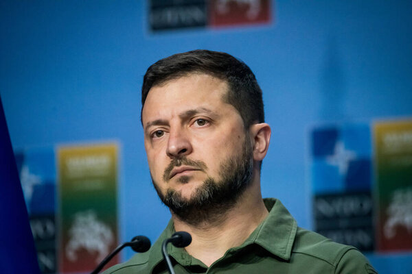 VILNIUS, LITHUANIA. 12 июля 2023 года. Президент Украины Владимир Зеленский и Генеральный секретарь НАТО Йенс Столтенберг во время совместной пресс-конференции в рамках саммита НАТО-2023.