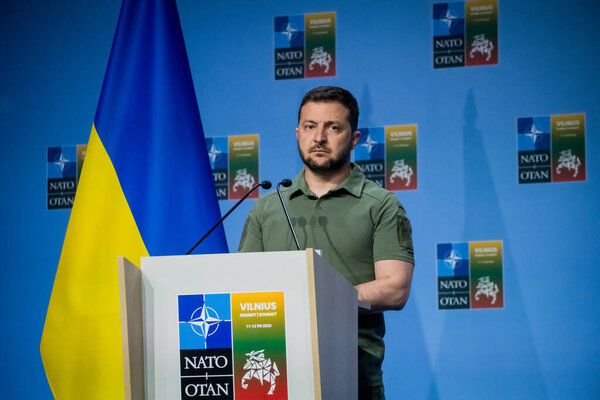 VILNIUS, LITHUANIA. 12 июля 2023 года. Президент Украины Владимир Зеленский и Генеральный секретарь НАТО Йенс Столтенберг во время совместной пресс-конференции в рамках саммита НАТО-2023.