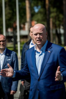 ADAZI, LATVIA. 15 Haziran 2025. Matthew Whitaker, ABD 'nin NATO Büyükelçisi Adazi Askeri Üssünü ziyaret etti.