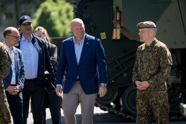 ADAZI, LATVIA. 15 Haziran 2025. Matthew Whitaker, ABD 'nin NATO Büyükelçisi Adazi Askeri Üssünü ziyaret etti.