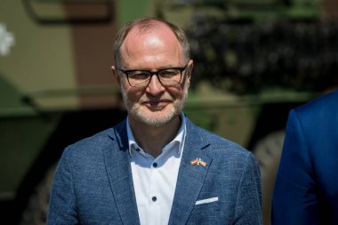 ADAZI, LATVIA. 15 Haziran 2025. Andris Spruds, Letonya Savunma Bakanı Matthew Whitaker sırasındaki ABD 'nin NATO Büyükelçisi Adazi Askeri Üssü ziyareti sırasında.