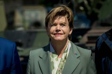 ADAZI, LATVIA. 15 Haziran 2025. ABD 'nin NATO Büyükelçisi Adazi Askeri Üssü ziyareti sırasında Letonya Dışişleri Bakanı Baiba Braze, Matthew Whitaker sırasında.