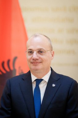 RIGA, LATVIA. 9 Temmuz 2025. Igli Hasani, Avrupa ve Arnavutluk Dışişleri Bakanı ve Letonya Dışişleri Bakanı Baiba Braze ile bir araya geldi.