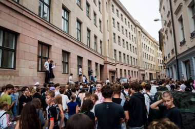 RIGA, LATVIA. 15 Temmuz 2025. 2025 Avrupa turu sırasında Riga şehrini ziyaret eden Amerikalı YouTuber IShowSpeed 'i yakalamak için koşan taraftarlar.