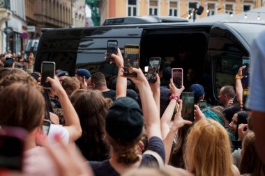 RIGA, LATVIA. 15 Temmuz 2025. American YouTuber Letonya Radyosunun balkonunda hayranlarıyla buluşuyor.
