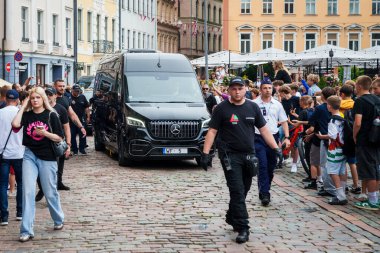 RIGA, LATVIA. 15 Temmuz 2025. 2025 Avrupa turu sırasında Riga şehrini ziyaret eden Amerikalı YouTuber IShowSpeed 'i yakalamak için koşan taraftarlar.