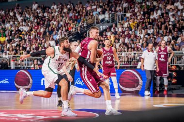 RIGA, LATVIA. 14 Ağustos 2025. Letonya ve Litvanya Milli Erkekler Takımı arasında dostça bir basketbol maçı.