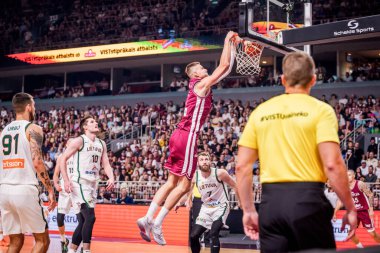 RIGA, LATVIA. 14 Ağustos 2025. Letonya ve Litvanya Milli Erkekler Takımı arasında dostça bir basketbol maçı.