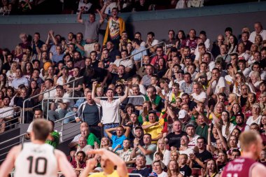 RIGA, LATVIA. 14 Ağustos 2025. Letonya ve Litvanya Milli Erkekler Takımı arasında dostça bir basketbol maçı.