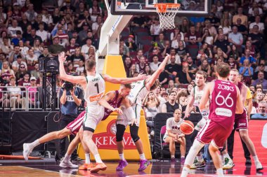 RIGA, LATVIA. 14 Ağustos 2025. Letonya ve Litvanya Milli Erkekler Takımı arasında dostça bir basketbol maçı.