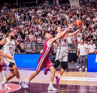 RIGA, LATVIA. 14 Ağustos 2025. Letonya ve Litvanya Milli Erkekler Takımı arasında dostça bir basketbol maçı.