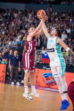 RIGA, LATVIA. 16 Ağustos 2025. Ulusal erkekler takımı Letonya ve ulusal erkekler takımı Slovenya arasında dostça bir basketbol maçı