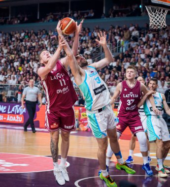 RIGA, LATVIA. 16 Ağustos 2025. Ulusal erkekler takımı Letonya ve ulusal erkekler takımı Slovenya arasında dostça bir basketbol maçı