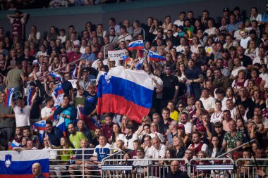 RIGA, LATVIA. 16 Ağustos 2025. Ulusal erkekler takımı Letonya ve ulusal erkekler takımı Slovenya arasında dostça bir basketbol maçı