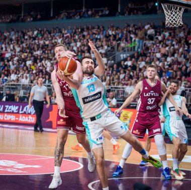 RIGA, LATVIA. 16 Ağustos 2025. Ulusal erkekler takımı Letonya ve ulusal erkekler takımı Slovenya arasında dostça bir basketbol maçı