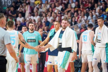 RIGA, LATVIA. 16 Ağustos 2025. Ulusal erkekler takımı Letonya ve ulusal erkekler takımı Slovenya arasında dostça bir basketbol maçı