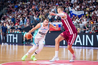RIGA, LATVIA. 16 Ağustos 2025. Ulusal erkekler takımı Letonya ve ulusal erkekler takımı Slovenya arasında dostça bir basketbol maçı