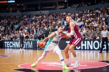 RIGA, LATVIA. 16 Ağustos 2025. Ulusal erkekler takımı Letonya ve ulusal erkekler takımı Slovenya arasında dostça bir basketbol maçı