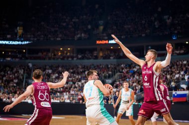 RIGA, LATVIA. 16 Ağustos 2025. Ulusal erkekler takımı Letonya ve ulusal erkekler takımı Slovenya arasında dostça bir basketbol maçı