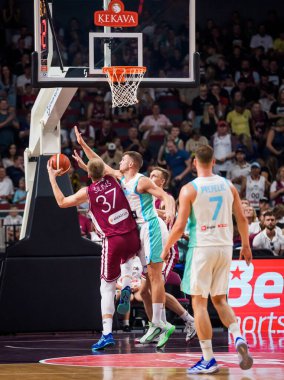 RIGA, LATVIA. 16 Ağustos 2025. Ulusal erkekler takımı Letonya ve ulusal erkekler takımı Slovenya arasında dostça bir basketbol maçı
