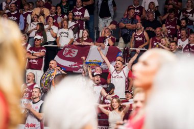 RIGA, LATVIA. 16 Ağustos 2025. Ulusal erkekler takımı Letonya ve ulusal erkekler takımı Slovenya arasında dostça bir basketbol maçı