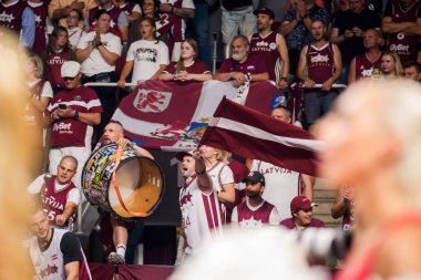 RIGA, LATVIA. 16 Ağustos 2025. Ulusal erkekler takımı Letonya ve ulusal erkekler takımı Slovenya arasında dostça bir basketbol maçı