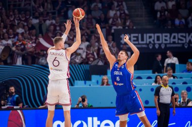 RIGA, LATVIA. 30 Ağustos 2025. Kristaps Porzingis (L) ve Nikola Jokiç (R), FIBA EUROBASKET 2025 basketbol karşılaşmasında milli takım Letonya ile Sırbistan milli takımı arasında oynadılar..