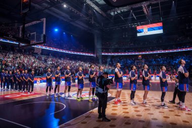 RIGA, LATVIA. 30 Ağustos 2025. Sırp takımı, milli marş sırasında. FIBA EUROBASKET 2025 Ulusal Erkekler Takımı Letonya ile Sırbistan Milli Takımı arasındaki basketbol karşılaşması.
