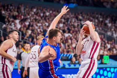RIGA, LATVIA. 30 Ağustos 2025. Nikola Jokiç (L) ve Davis Bertans (R), FIBA EUROBASKET 2025 basketbol karşılaşmasında milli takım Letonya ile Sırbistan milli takımı arasında oynadılar..