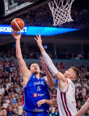 RIGA, LATVIA. 30 Ağustos 2025. Nikola Jokiç (L) ve Kristaps Porzingis (R), FIBA EUROBASKET 2025 basketbol karşılaşmasında milli takım Letonya ile Sırbistan milli takımı arasında oynadılar..