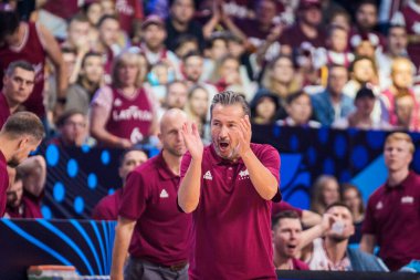 RIGA, LATVIA. 30 Ağustos 2025. Letonya milli takımının teknik direktörü Luka Banchi, FIBA EUROBASKET 2025 basketbol karşılaşmasında milli takım Letonya ile Sırbistan milli takımı arasında oynadı..