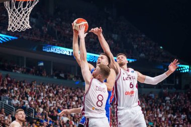 RIGA, LATVIA. 30 Ağustos 2025. Davis Bertans (L), Filip Petrusev (C) ve Kristaps Porzingis (R), FIBA EUROBASKET 2025 basketbol karşılaşmasında milli takım Letonya ve milli takım Sırbistan milli takımı arasında oynadılar..