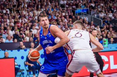 RIGA, LATVIA. 30 Ağustos 2025. Nikola Jokiç (L) ve Kristaps Porzingis (R), FIBA EUROBASKET 2025 basketbol karşılaşmasında milli takım Letonya ile Sırbistan milli takımı arasında oynadılar..
