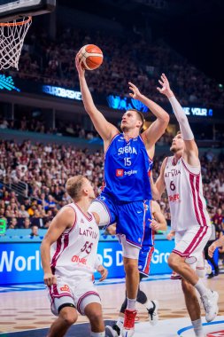 RIGA, LATVIA. 30 Ağustos 2025. Nikola Joviç (L) ve Kristaps Porzingis (R), FIBA EUROBASKET 2025 basketbol karşılaşmasında milli takım Letonya ile Sırbistan milli takımı arasında oynadılar..