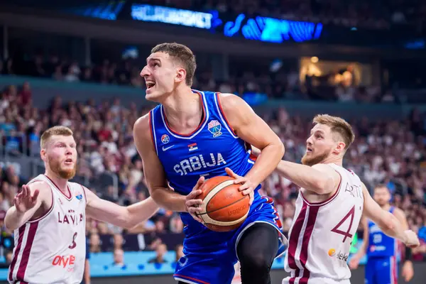 RIGA, LATVIA. 30 Ağustos 2025. Davis Bertans (L), Nikola Joviç ve Arturs Kurucs (R), FIBA EUROBASKET 2025 basketbol karşılaşmasında milli takım Letonya ile milli takım Sırbistan milli takımı arasında oynadılar..