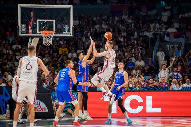 RIGA, LATVIA. 30 Ağustos 2025. Davis Bertans (R) ile Filip Petrusev (L) arasındaki FIBA EUROBASKET 2025 basketbol karşılaşmasında milli takım Letonya ile Sırbistan milli takımı arasında oynanan karşılaşma..
