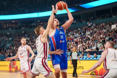 RIGA, LATVIA. 30 Ağustos 2025. Mareks Mejeris (L) ve Nikola Jokiç (R), FIBA EUROBASKET 2025 basketbol karşılaşmasında milli takım Letonya ile Sırbistan milli takımı arasında oynadılar..